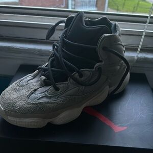 I’m selling Yeezy 500 mist stones size 7